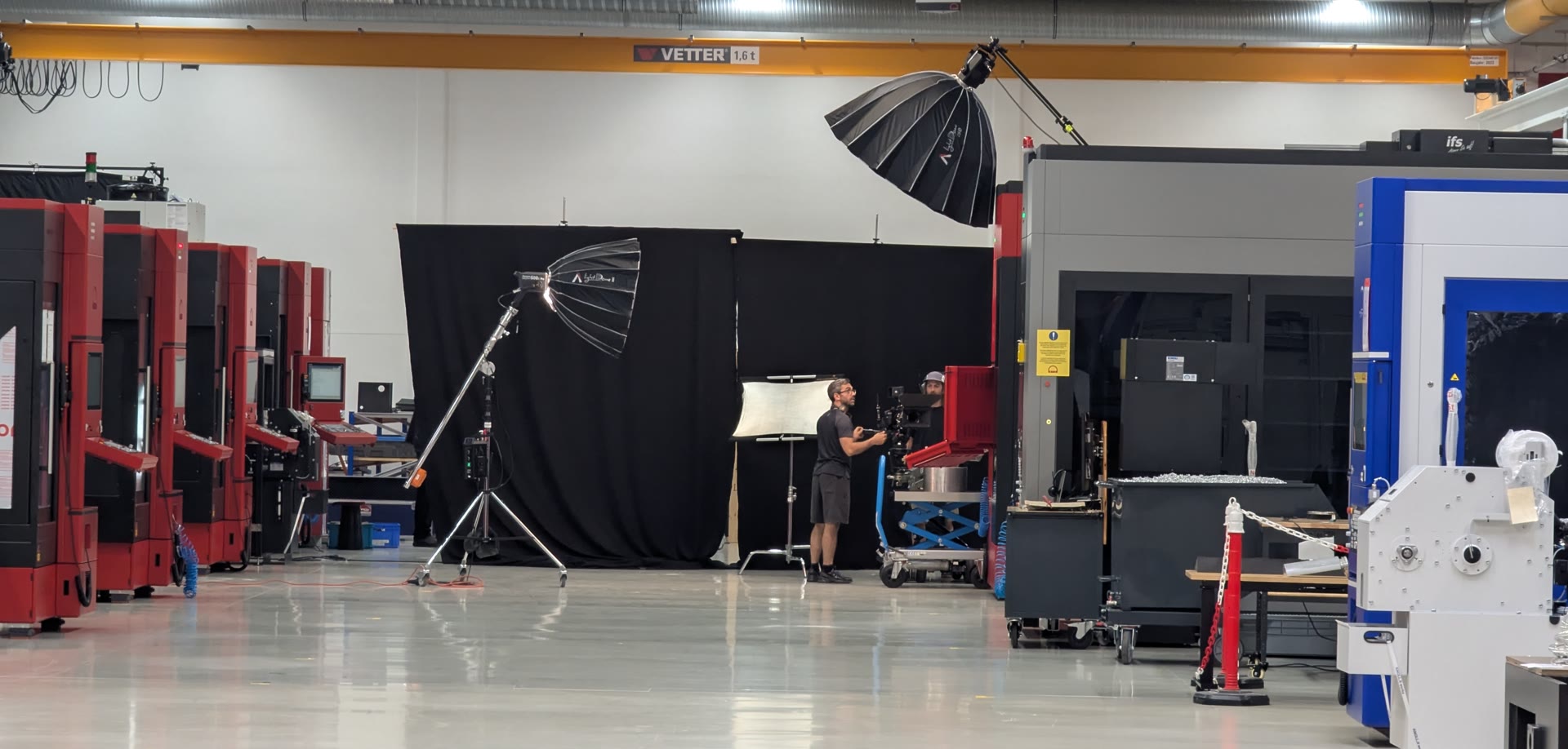 Filmset in einer Fertigungshalle — Stefano Ferrara an der Kamera