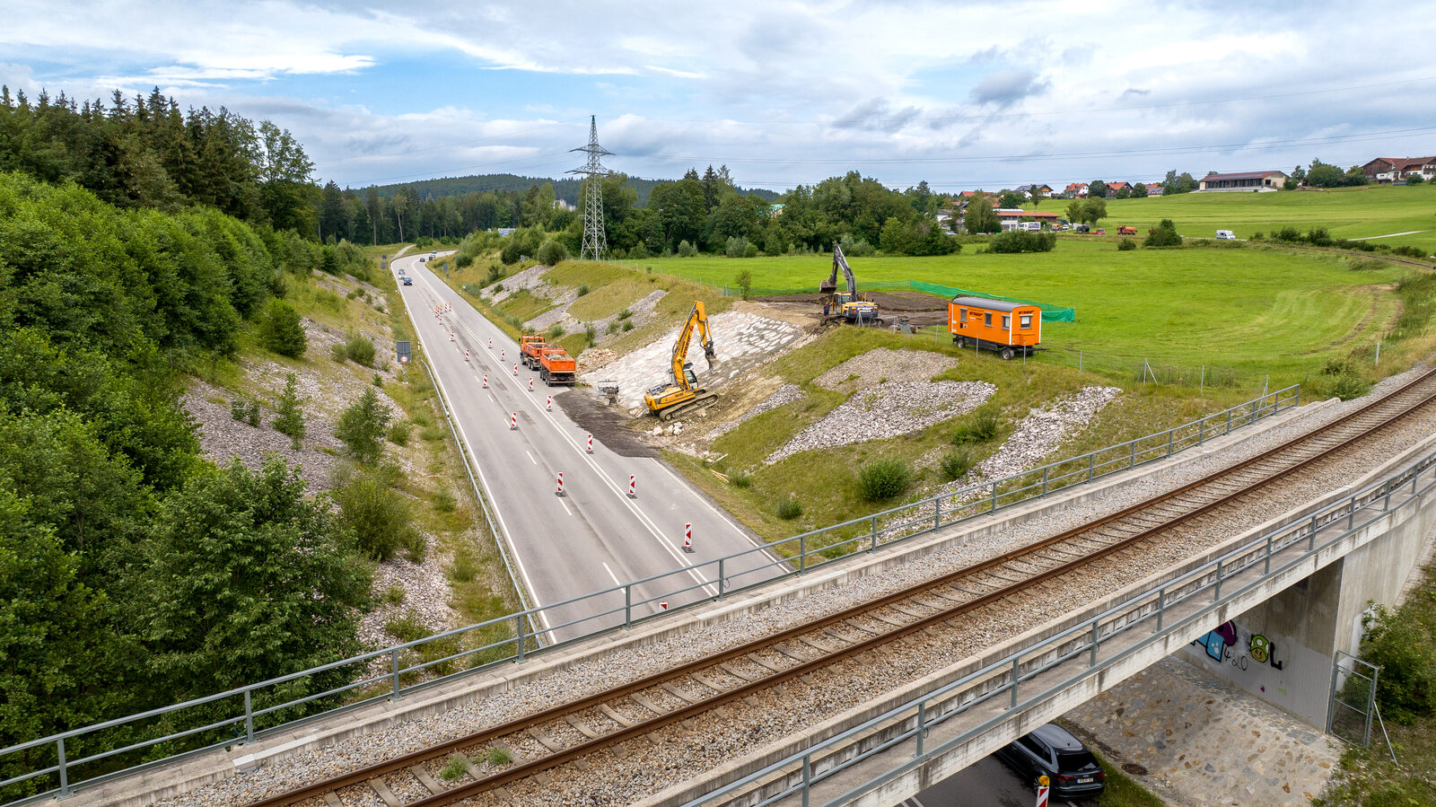 Bahnbrücke über Bundesstraße aus der Luft