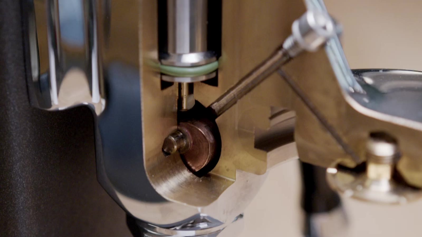 Makroaufnahme eines Espresso-Brühkopfs — Produktreel